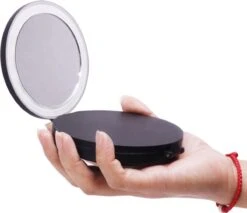 UNIQ Drievoudige Compacte Reisspiegel Met LED (vergroting 5x En 10x) - Make Up Spiegel Met Verlichting - Zwart 9 UNIQ Drievoudige Compacte Reisspiegel Met LED (vergroting 5x En 10x) - Make Up Spiegel Met Verlichting - Zwart -Cosmetica Winkel 1200x1036 7