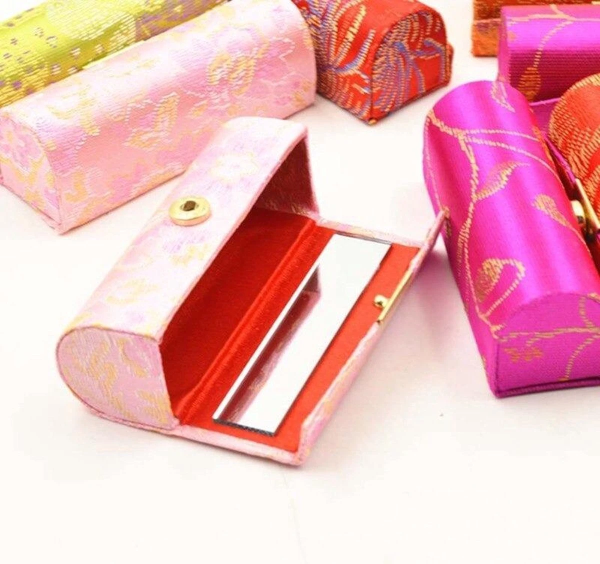 Merkloos Lippenstift Houder - Lippenstiftdoosje - Lipstick Houder - Met Spiegel - Random Kleur - Bonte Kleur 1 Merkloos Lippenstift Houder - Lippenstiftdoosje - Lipstick Houder - Met Spiegel - Random Kleur - Bonte Kleur