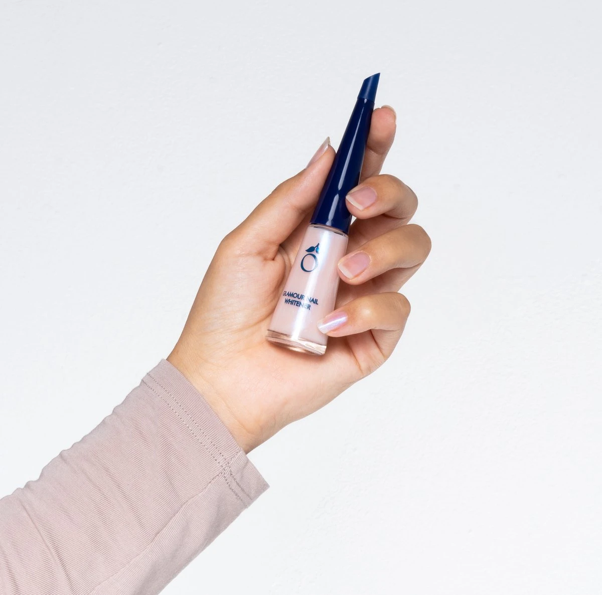 Herome Glamour Nail Whitener - Natural Nail Whitener Met Een Romige Parelmoerglans - Camoufleert Doffe Of Verkleurde Nagels - 10ml. 5 Herome Glamour Nail Whitener - Natural Nail Whitener Met Een Romige Parelmoerglans - Camoufleert Doffe Of Verkleurde Nagels - 10ml. - Afbeelding 5