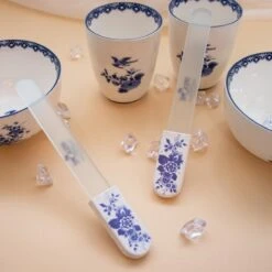 Herome Glazen Nagelvijl Glasvijl Delfts Blauw - Limited Edition - Onslijtbare Nagelvijl - Voorkomt Splijten En Haakjes -Cosmetica Winkel 1200x1200 2244