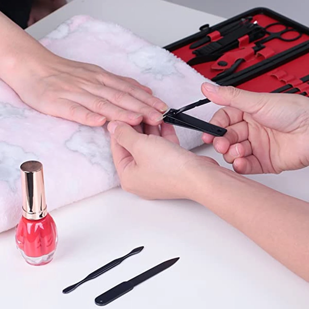 In Round Nagelset 16-delig Met Etui – Manicure Set – Pedicure Set - Staal – Zwart / Rood – Nagelsetje – Nagel Knipper – Nagelknipper – Manicureset – Nagelschaar – Pedicureset – Nagelverzorging – Nageltang – Nail Clipper 7 In Round Nagelset 16-delig Met Etui – Manicure Set – Pedicure Set - Staal – Zwart / Rood – Nagelsetje – Nagel Knipper – Nagelknipper – Manicureset – Nagelschaar – Pedicureset – Nagelverzorging – Nageltang – Nail Clipper - Afbeelding 7