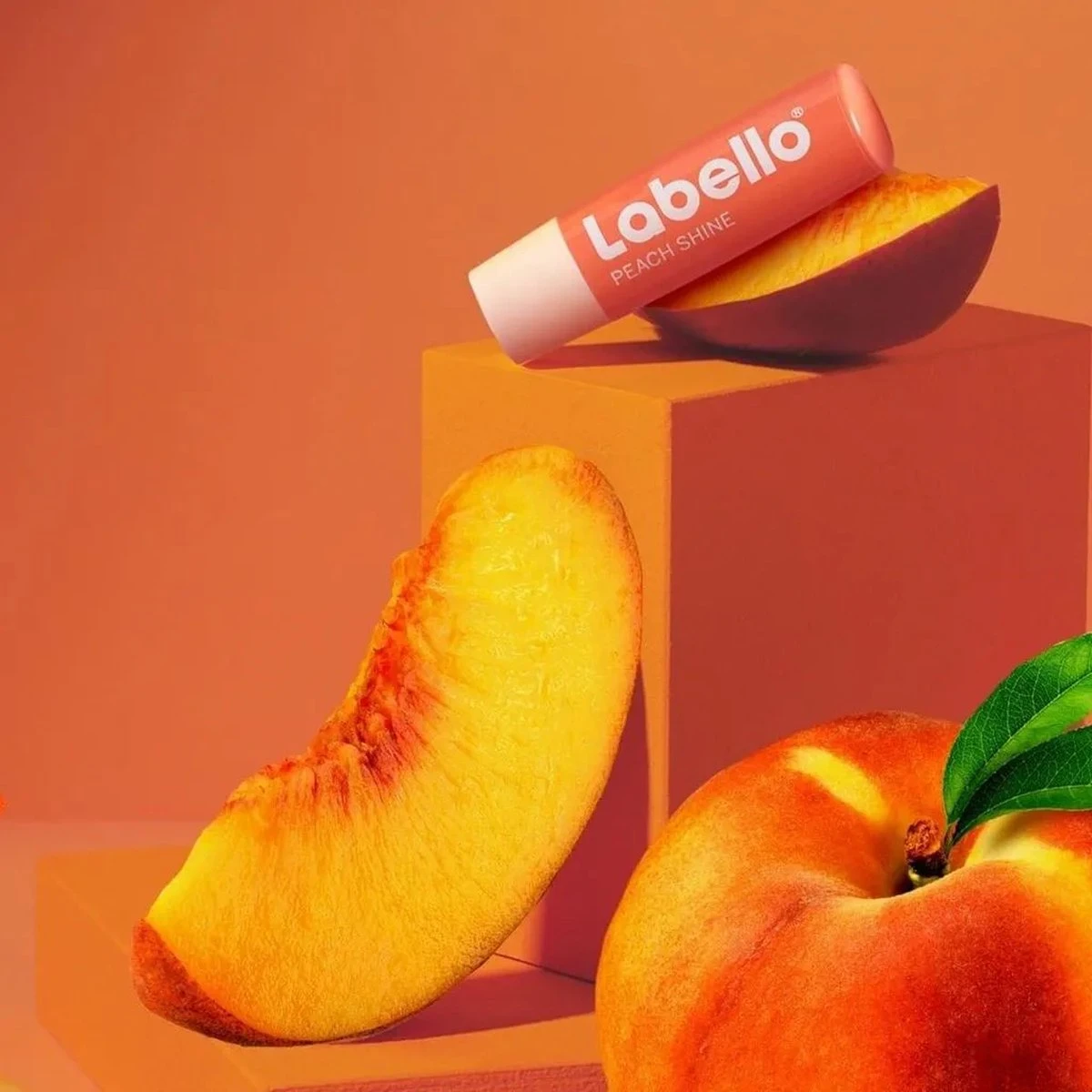 Labello Fruity Shine Peach Lippenbalsem - 5.5ml 2 Labello Fruity Shine Peach Lippenbalsem - 5.5ml - Afbeelding 2