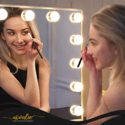 Novalie Hollywood Spiegel Met Verlichting - 65 Cm X 50 Cm - Make Up Spiegel Met Led Lampen – Visagie – Dimbaar / 3 Lichtstanden – Voor Hem / Haar Cadeau – 10x Vergroting – Met Tru-Daylight Verlichting – Wit -Cosmetica Winkel 1200x1200 2834