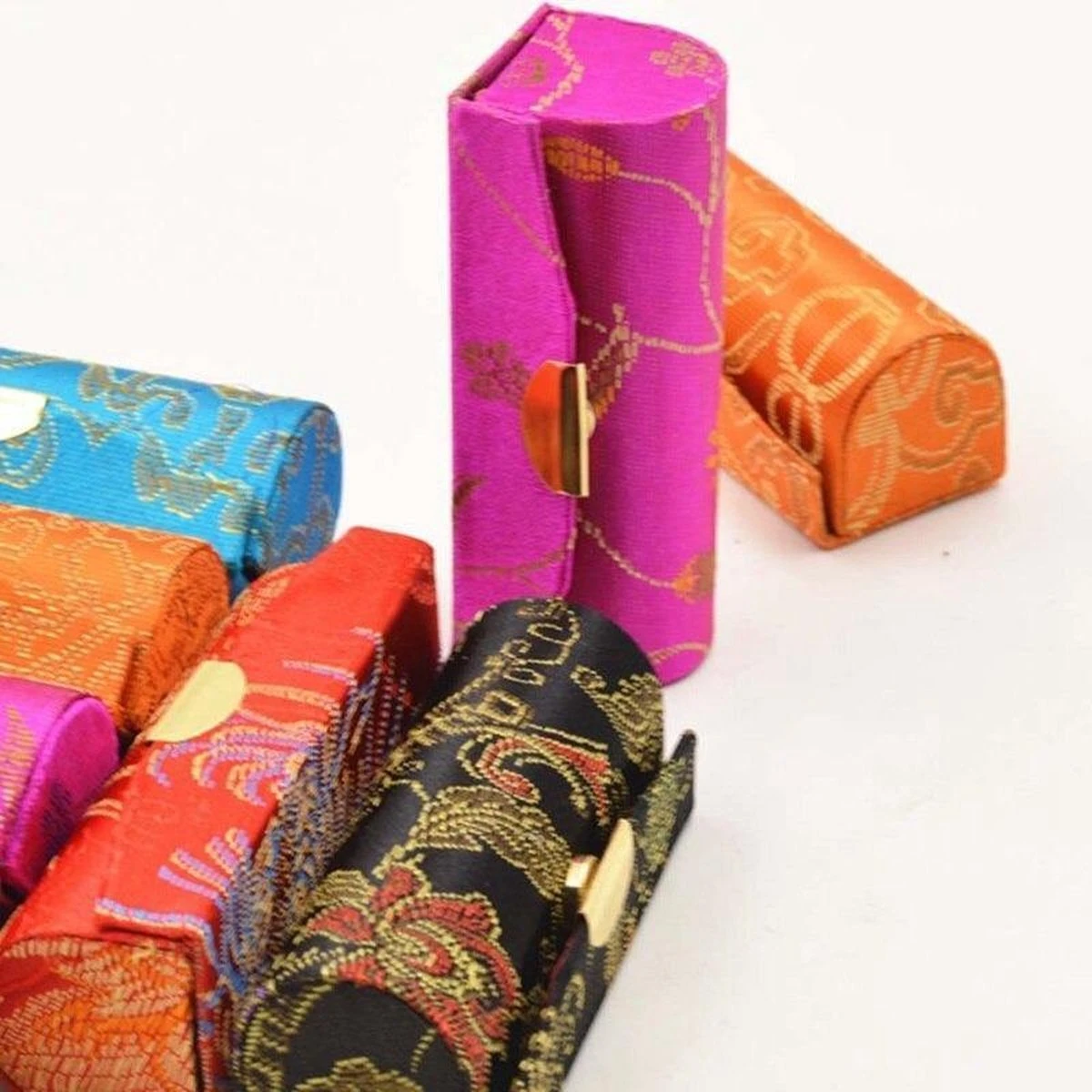 Merkloos Lippenstift Houder - Lippenstiftdoosje - Lipstick Houder - Met Spiegel - Random Kleur - Bonte Kleur 4 Merkloos Lippenstift Houder - Lippenstiftdoosje - Lipstick Houder - Met Spiegel - Random Kleur - Bonte Kleur - Afbeelding 4