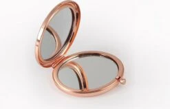 Merkloos Blossom Roségoud Make-up Spiegel | Compacte Zakspiegel Met Gepersonaliseerde Naam | Make Up Spiegel - Zakspiegel - Tas Spiegel - Hand Spiegel - Mini Spiegel - Kleine Spiegel 5 Merkloos Blossom Roségoud Make-up Spiegel | Compacte Zakspiegel Met Gepersonaliseerde Naam | Make Up Spiegel - Zakspiegel - Tas Spiegel - Hand Spiegel - Mini Spiegel - Kleine Spiegel -Cosmetica Winkel 1200x771 2