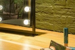 United Entertainment - Hollywood Spiegel Met 12 LEDs - 36x47,5 Cm - Zwart 17 United Entertainment - Hollywood Spiegel Met 12 LEDs - 36x47,5 Cm - Zwart -Cosmetica Winkel 1200x800 61