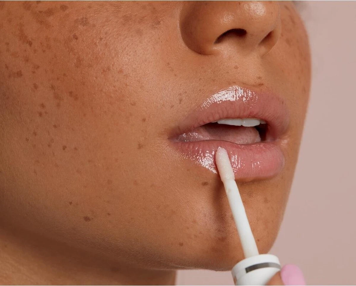 Labello Caring Lip Oil Clear Glow - 5.5 Ml 4 Labello Caring Lip Oil Clear Glow - 5.5 Ml - Afbeelding 4