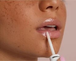 Labello Caring Lip Oil Dress Nude - 5.5 Ml 11 Labello Caring Lip Oil Dress Nude - 5.5 Ml -Cosmetica Winkel 1200x962