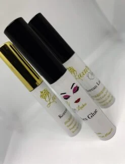 Luxuryqueenlashes Wimperlijm - Clear, Doorzichtig (2st) (NIEUWE VERPAKKING) 7 Luxuryqueenlashes Wimperlijm - Clear, Doorzichtig (2st) (NIEUWE VERPAKKING) -Cosmetica Winkel 921x1200