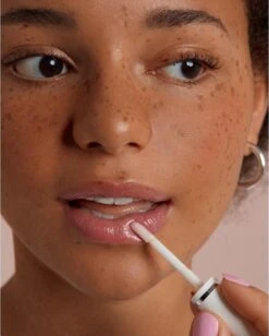 Labello Caring Lip Oil Dress Nude - 5.5 Ml 10 Labello Caring Lip Oil Dress Nude - 5.5 Ml -Cosmetica Winkel 962x1200 1